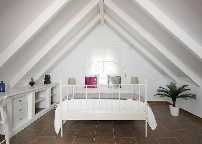 Casara Cuatro - Charming, Cozy Loft Just Steps From The Beach